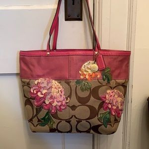 Coach shoulder bag. Beige with pink flowers.